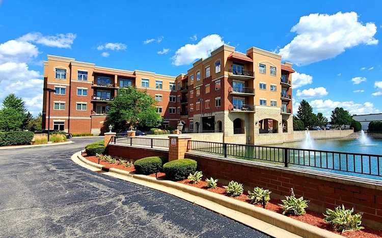 1200 N Foxdale Dr #305 Addison, IL 60101