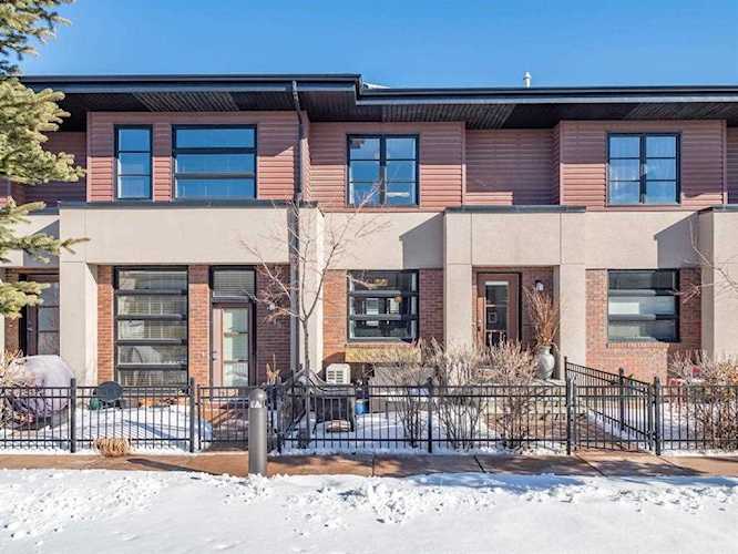 221 Aspen Hills Villas SW Calgary, AB T3H 0H8