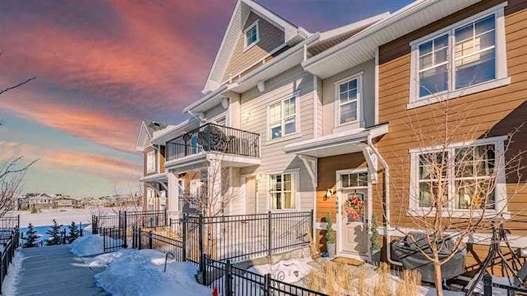 1008 Cranbrook Walk SE Calgary, AB T3M 2V5