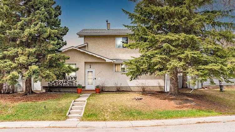 3140 Blakiston Dr NW Calgary, AB T2L 1L8