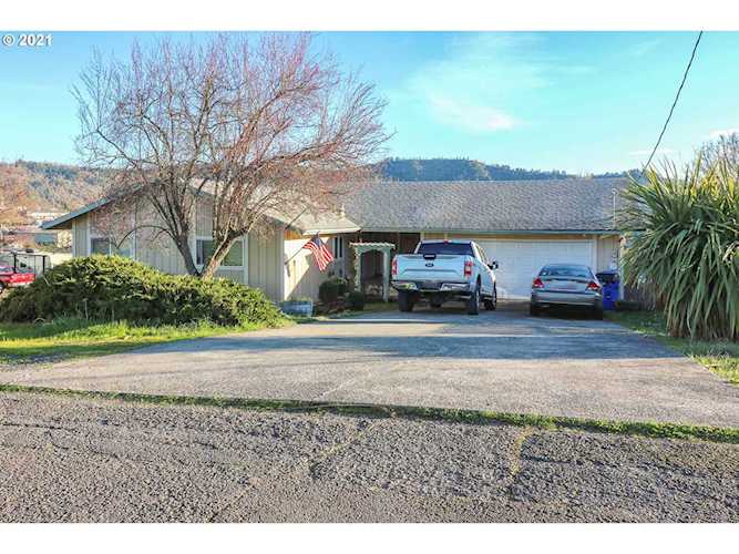 310 NW Lost Ln Winston, OR 97496
