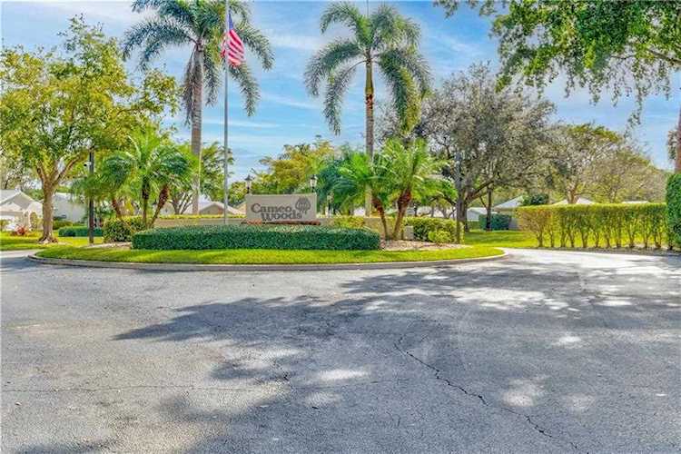 5643 Pinecrest Cir Boca Raton, FL 33433