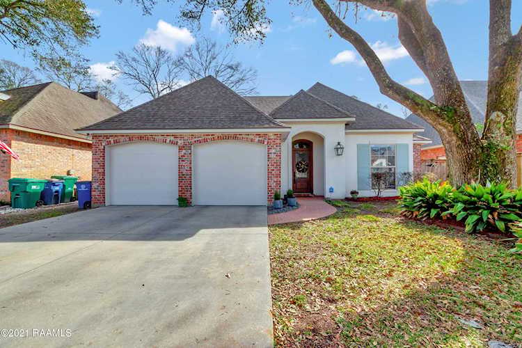 32 Oakthorn Court Youngsville, LA 70592