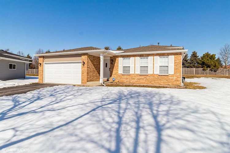 8 Caribou Ct Bolingbrook, IL 60440