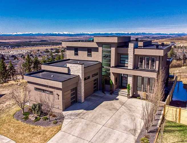 32 Elveden Bay SW Calgary, AB T3H 2A8
