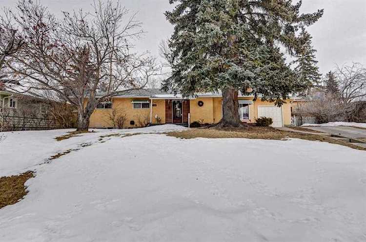 2412 21 St NW Calgary, AB T2M 3W2