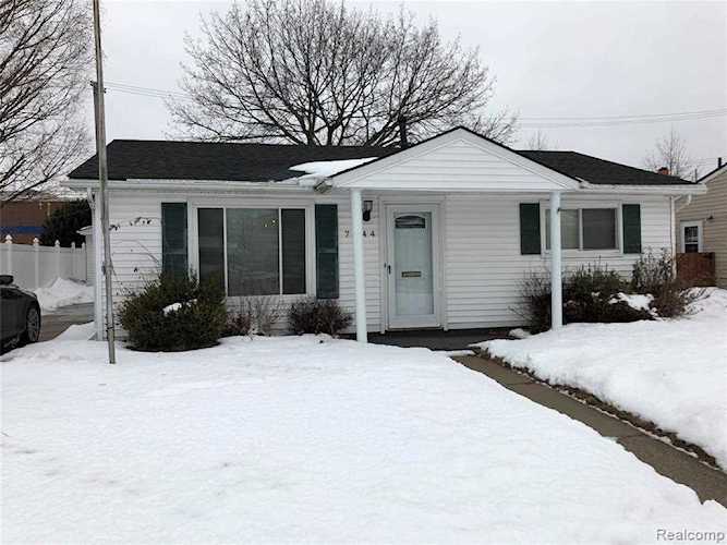 7344 Pine St Taylor, MI 48180 | MLS 2210012911 Photo 1