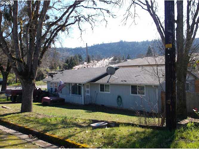 271 SE Hungerford Ln Winston, OR 97496