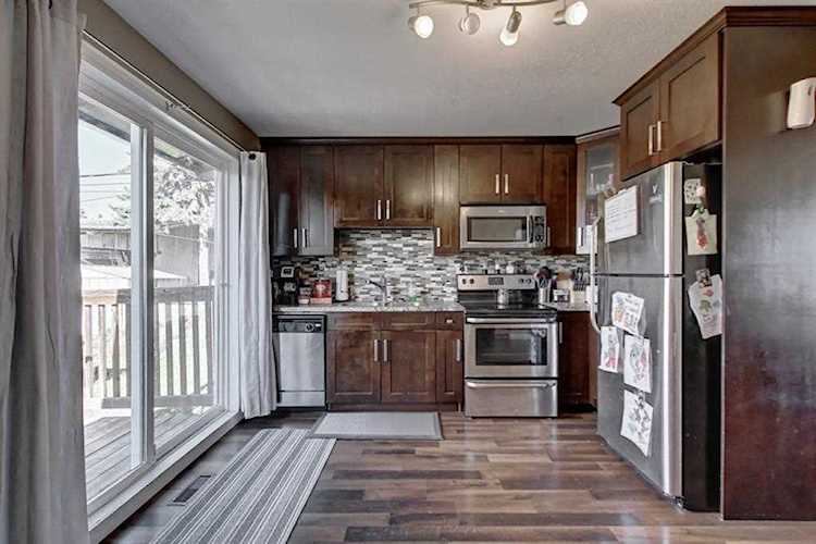 2215 39 St SE Calgary, AB t2b 1a6
