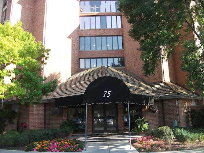 75 Kristin Dr #318 Schaumburg, IL 60195