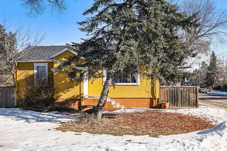 2504 17 St NW Calgary, AB T2M 3S5