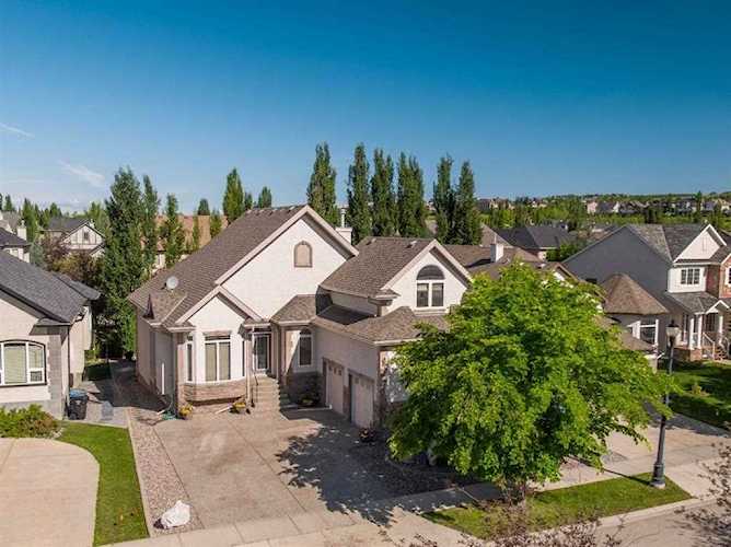 23 Discovery Ridge Ln SW Calgary, AB T3H 4Y3