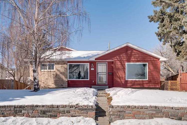128 Gordon Dr SW Calgary, AB T3E 5A8