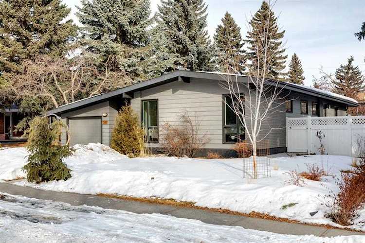 7248 Kananaskis Dr SW Calgary, AB T2V 2N2