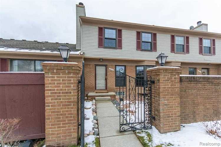 38935 Country Circle #146 Farmington Hills, MI 48331 | MLS 2210013423 Photo 1