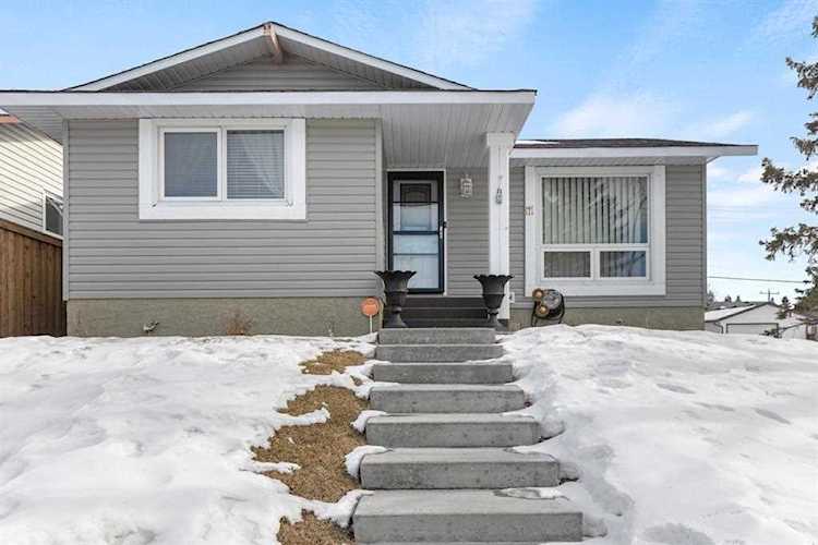 111 Castleridge Rd NE Calgary, AB T3J 1N8