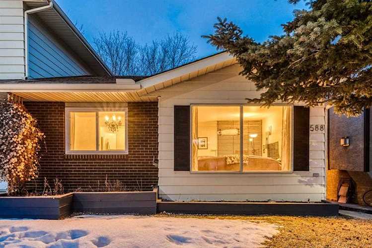 588 Strathcona Dr SW Calgary, AB T3H 1K4