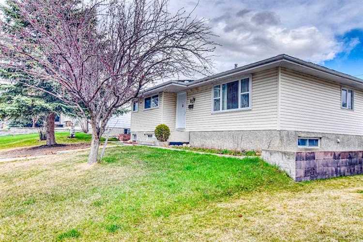 52 Huntham Rd NE Calgary, AB T2K 4G1