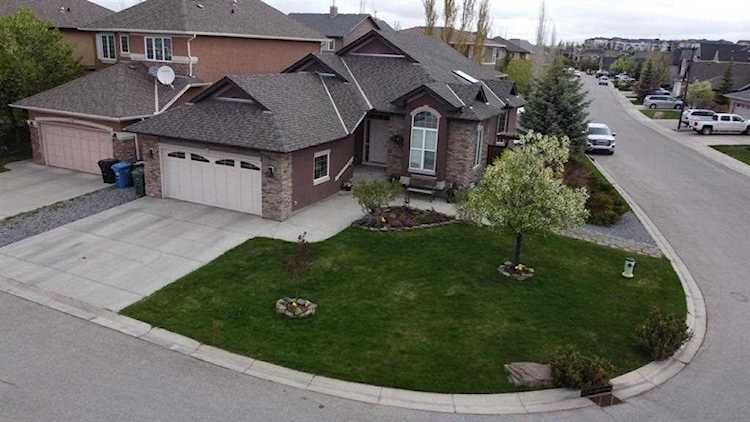39 Panatella Crescent NW Calgary, AB T3K 0H4