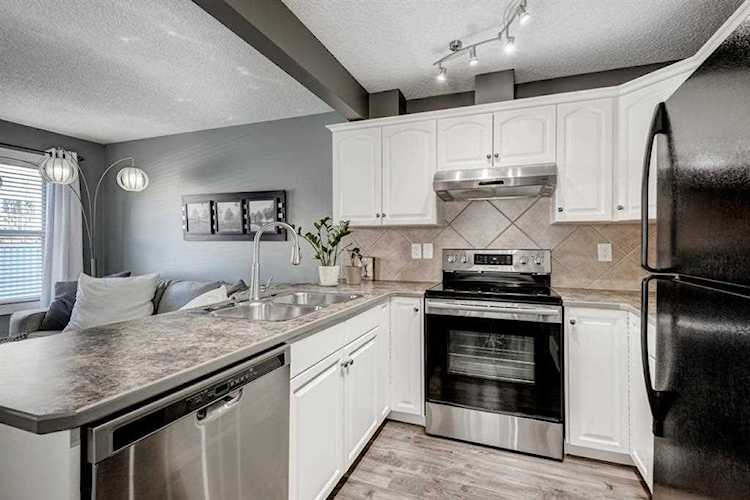 404 Country Village Cape NE Calgary, AB T3K 5X4