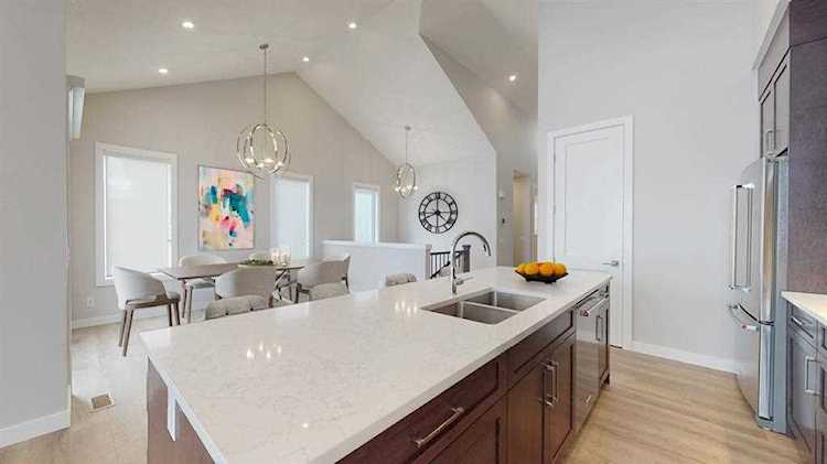 38 Crestridge Bay SW Calgary, AB T3B 3B3