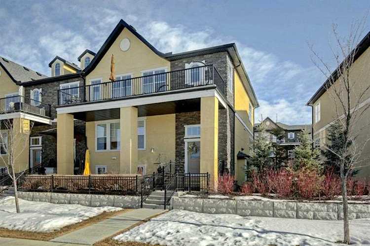 82 Cranbrook Dr SE Calgary, AB T3M 1Z3