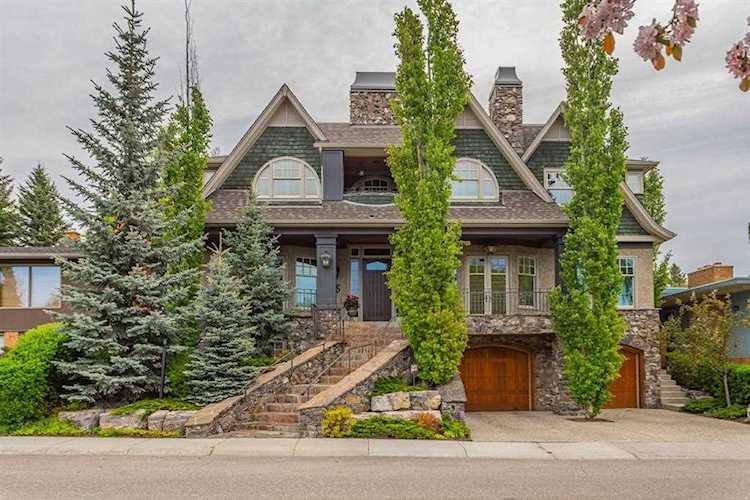 86 Clarendon Rd NW Calgary, AB T2L 0P3