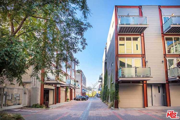 3450 Cahuenga Boulevard #906 Los Angeles, CA 90068