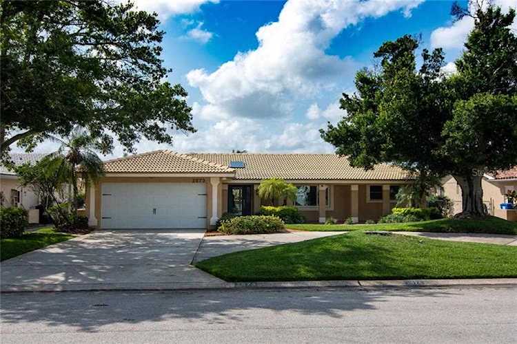 2073 Massachusetts Ave NE St Petersburg, FL 33703