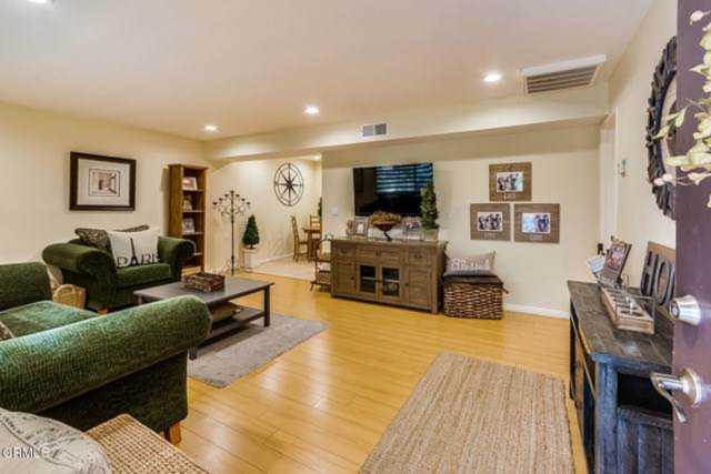 3242 Fairesta Street #2 La Crescenta, CA 91214