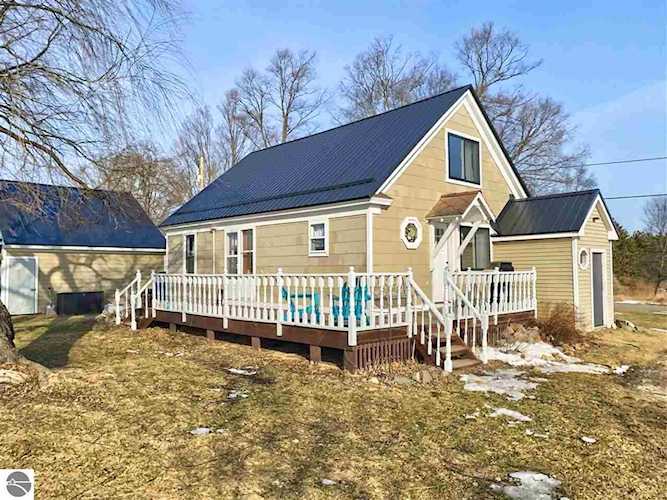 1300 E Coral Edmore, MI 48829