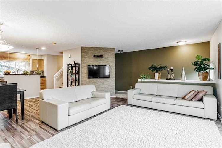 240 Prestwick Acres Ln SE Calgary, AB T2Z 3Y2