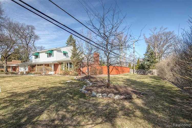 23214 Cheltenham Ln Dearborn Heights, MI 48127 | MLS 2210010584 Photo 1