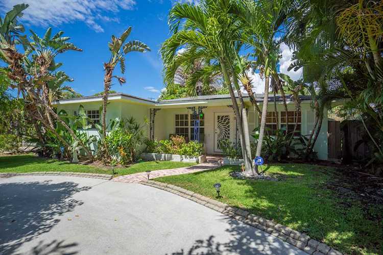 1205 S Palmway Lake Worth, FL 33460