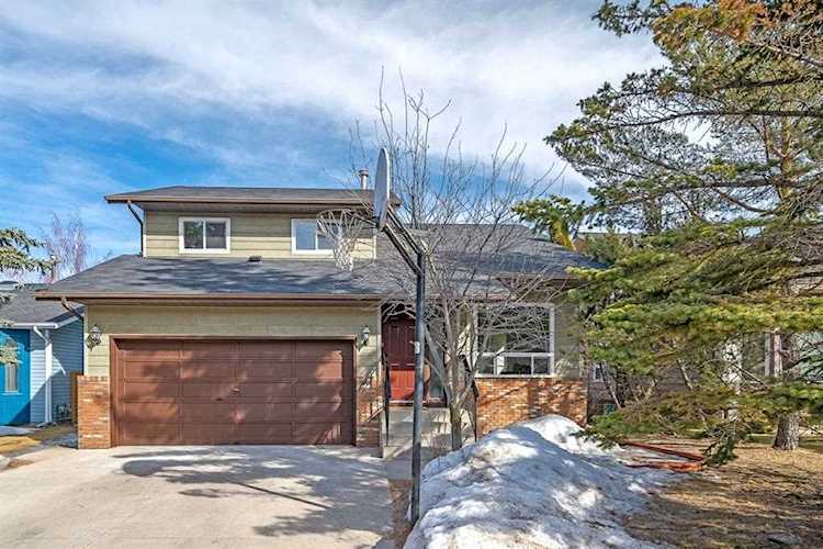 120 Edgeland Rise NW Calgary, AB T3A 4E1