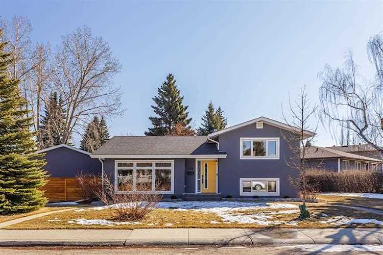 128 Wedgewood Dr SW Calgary, AB t3c 3g8