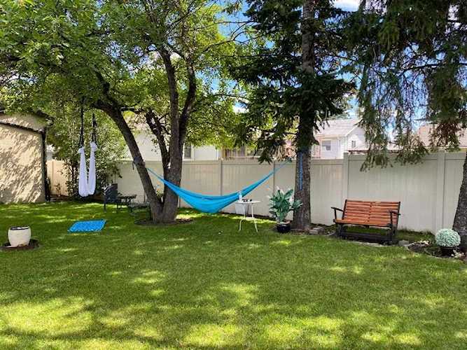 2207 44 St SE Calgary, AB T2B 1J3