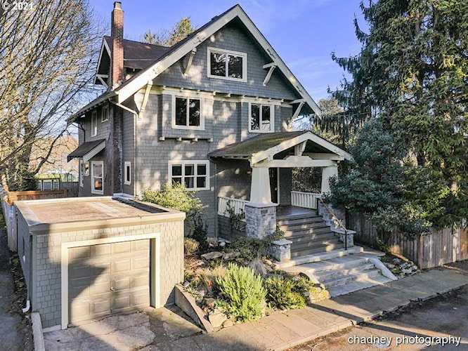 928 SE 18th Ave Portland, OR 97214