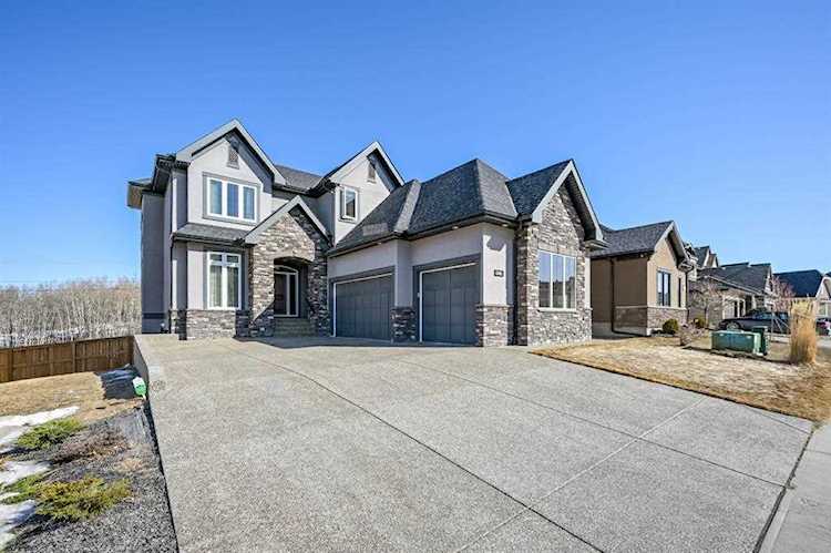 40 Rockcliff Grove NW Calgary, AB T3G 0C8