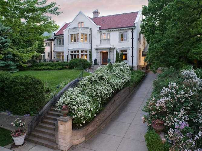 2212 W Lake of The Isles Parkway Minneapolis, MN 55405