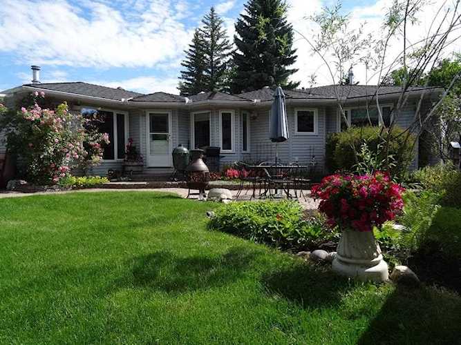 47 Wimbledon Dr SW Calgary, AB T3C 3J5