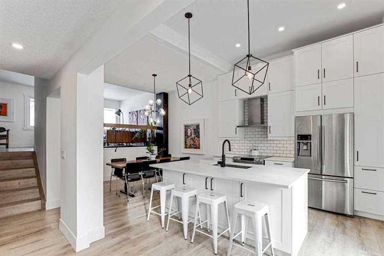 13 Brae Glen Ct SW Calgary, AB T2W 1B6