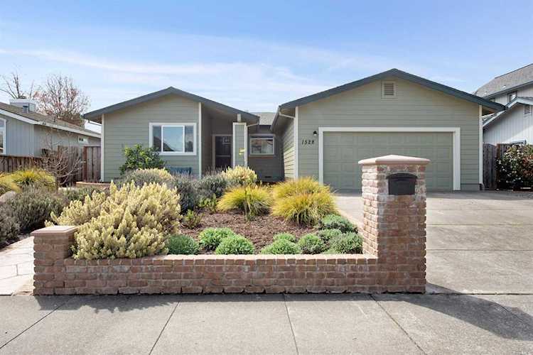 1528 Rio Nido Way Petaluma, CA 94954