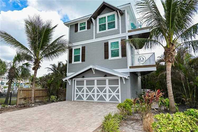 105 4th St N Bradenton Beach, FL 34217