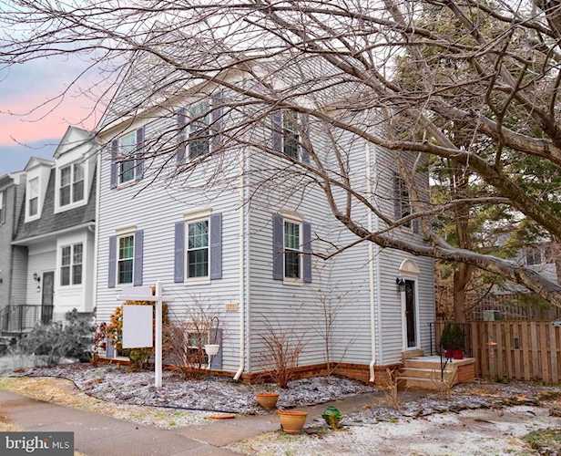 6151 Green Hollow Ct Springfield, VA 22152 | MLS ® VAFX1179246 Photo 1