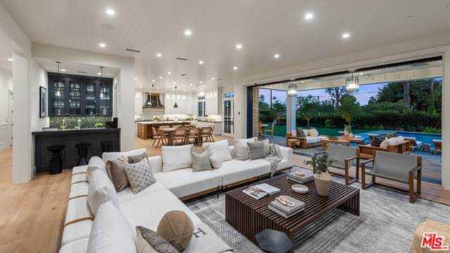 12730 Hanover St Los Angeles, CA 90049