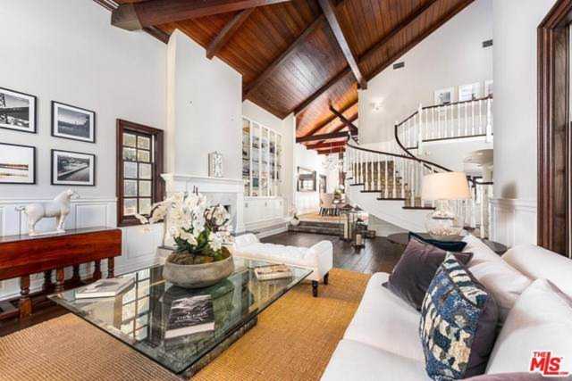 4319 La Barca Drive Tarzana, CA 91356