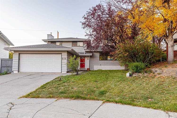 212 Dalgetty Bay NW Calgary, AB T3A 1K1