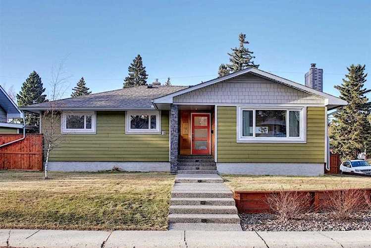 104 Cherovan Dr SW Calgary, AB t2v 2p2