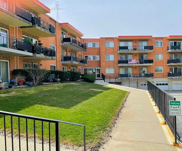 940 Holbrook Rd #1B Homewood, IL 60430